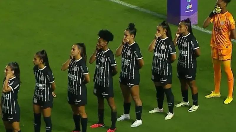 Las jugadoras del Corinthians protestaron por la recontratación de un DT acusado de abuso sexual