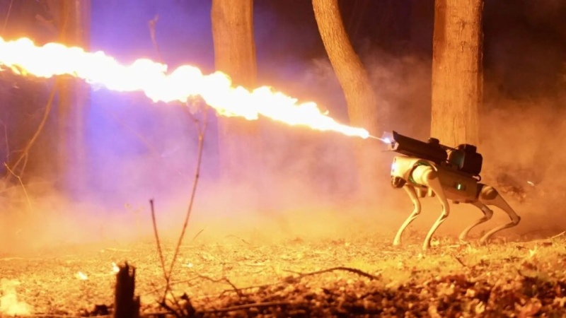 Lanzan al mercado a ”Thermonator”, un perro robot que lanza fuego