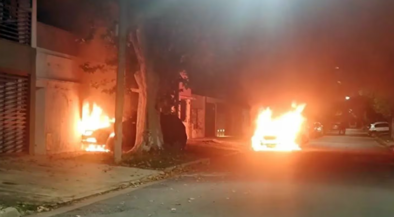 Rosario: prendieron fuego 13 autos y dejaron amenazas contra Patricia Bullrich