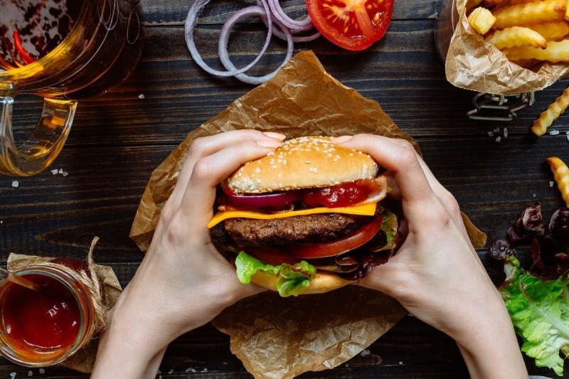 Día de la Hamburguesa: un bar planea venderlas a $100