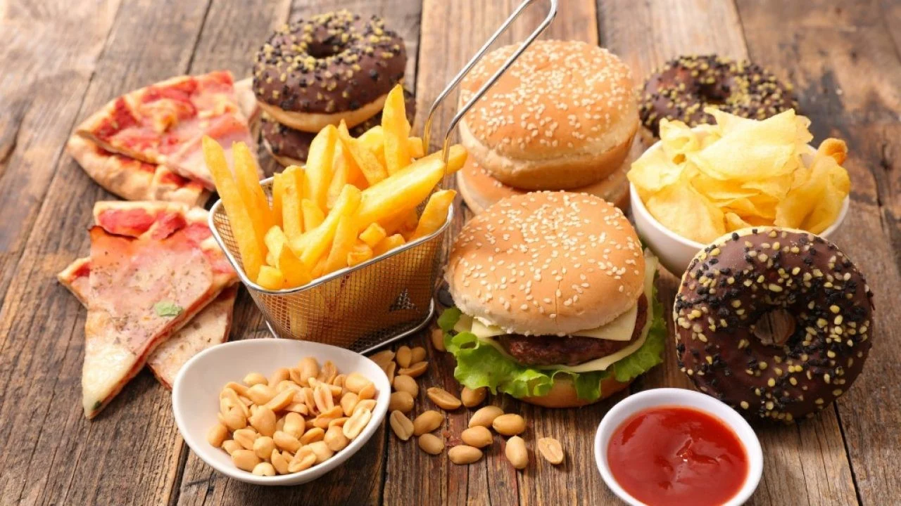 Comer alimentos ultraprocesados aumenta el riesgo de cáncer, según un estudio
